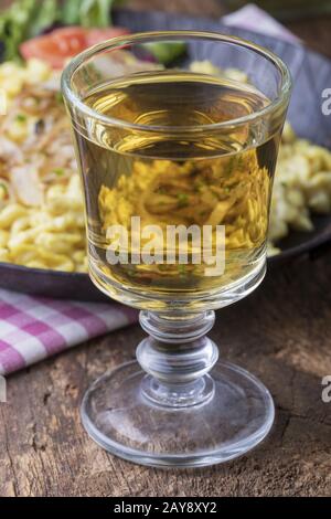 Spaetzle su legno Foto Stock