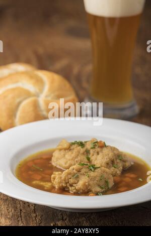 Zuppa bavarese di gnocchi di semola in un piatto Foto Stock