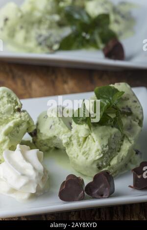 Primo piano del gelato alla menta piperita sul piatto Foto Stock