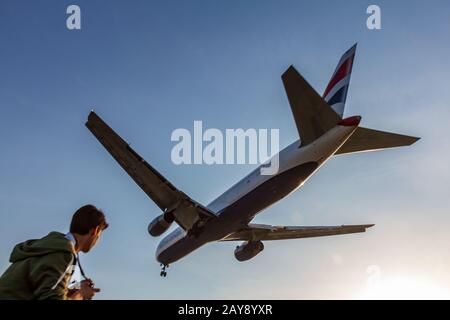 British Airways Boeing 767 istanti prima di atterrare all'Aeroporto Internazionale di Larnaca visto da un giovane fotografo Foto Stock