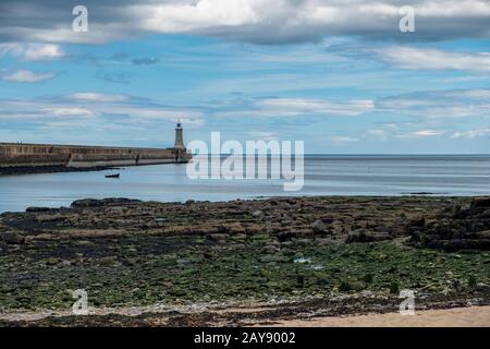 Bellissimo paesaggio intorno al molo di Tynemouth e al faro Foto Stock