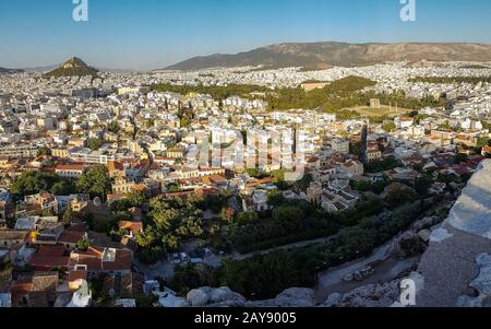 Atene, Grecia vista dalla collina dell'Acropoli-Licabeto sullo sfondo Foto Stock