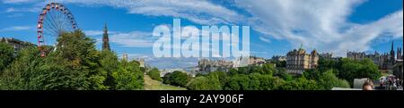 Panorama dello skyline di Edimburgo visto dalla Playfair Steps in un bellissimo pomeriggio estivo Foto Stock