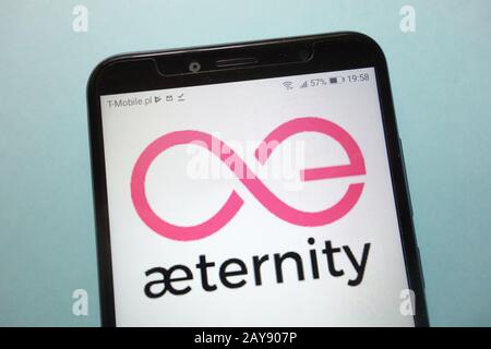 Il logo della criptovaluta Aeterity (AE) viene visualizzato sullo smartphone Foto Stock