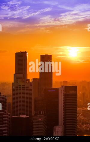 SINGAPORE - APRILE 14: Skyline della citta' di Singapore e Marina Bay il 14 Aprile 2016 a Singapore Foto Stock