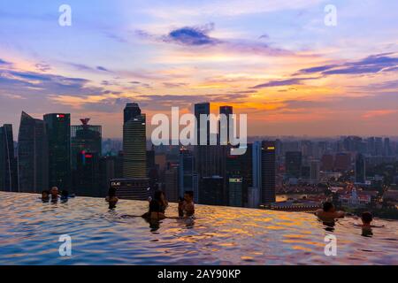 SINGAPORE - APRILE 14: Piscina sul tetto e skyline della citta' di Singapore il 14 Aprile 2016 a Singapore Foto Stock
