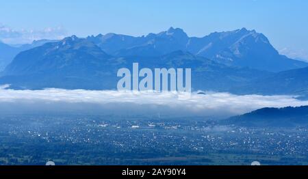 Vista dalla montagna Pfänder vicino Bregenz al Lago di Costanza sopra la nebbia mattutina Foto Stock