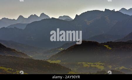 Vista dal monte Pfänder vicino Bregenz al lago di Costanza alle alpi allgäuer al mattino Foto Stock