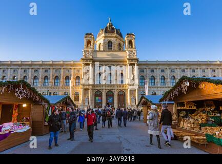 VIENNA, AUSTRIA - 29 DICEMBRE 2016: Mercatino di Natale vicino al quartiere dei musei il 29 dicembre 2016 a Vienna Austria Foto Stock