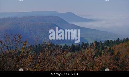 Vista da Roßberg lungo l'Albtrauf. C'è nebbia nella valle. Umore autunnale. Foto Stock