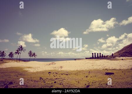 Anakena Palm Beach e Moais statue sito ahu Nao Nao, isola di pasqua Foto Stock