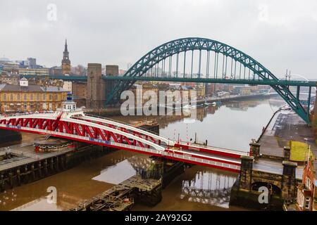 Vista dei ponti sul fiume Tyne a Newcastle Quayside in una giornata nuvolosa Foto Stock