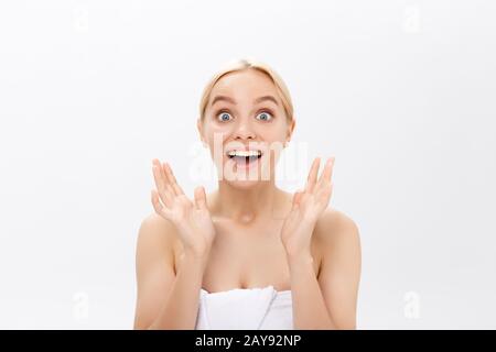 Immagine di entusiasti urlando giovane bellezza pelle donna in piedi isolato su sfondo bianco. Guardando la fotocamera. Foto Stock