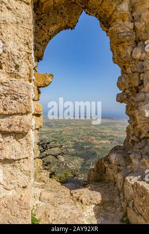 Vista attraverso la finestra del Castello di Kantara, Cipro Foto Stock