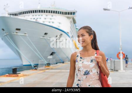 Passeggeri della nave da crociera che lasciano la barca per escursioni a terra nel porto. Donna asiatica turistica trascorrere una giornata nel porto di chiamata dei Caraibi destinazione di viaggio. Foto Stock