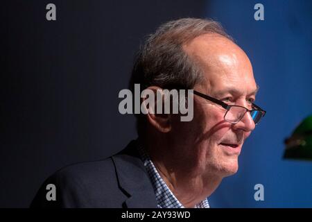 L'ex senatore degli Stati Uniti Bill Bradley presenta la sua performance one-man, Moving Forward, alla LBJ Presidential Library dell'11 febbraio 2020 ad Austin, Texas. Bradley giocò un basket professionale per New York Knicks, servì 18 anni al Senato e ora ospita un premiato programma radio, American Voices. Foto Stock