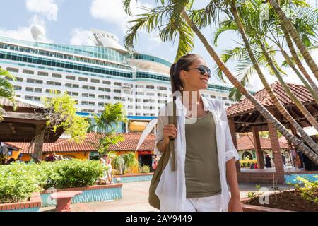 Crociera turistica in barca al porto di scalo nei negozi duty-free presso i moli del porto. Buona donna che acquista souvenir nei negozi locali. Mercato All'Aperto A Castries, Pointe Seraphine, St-Lucia.. Foto Stock