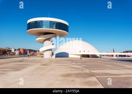 Aviles, Spagna - 19 Novembre 2018: Edificio Niemeyer Center Ad Aviles. È un centro culturale progettato dall'architetto brasiliano Osca Foto Stock