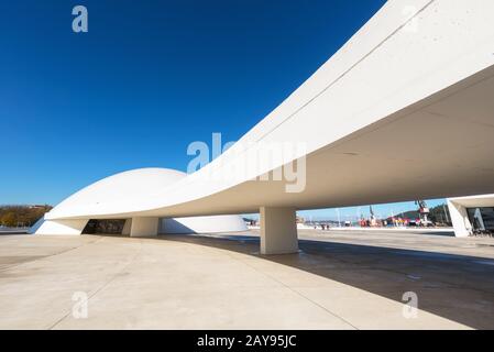 Aviles, Spagna - 19 Novembre 2018: Edificio Niemeyer Center Ad Aviles. È un centro culturale progettato dall'architetto brasiliano Osca Foto Stock