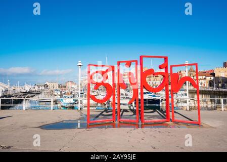 Gijon, Spagna - 19 Novembre 2018: il famoso simbolo rosso monumento in marina di Gijon, Asturias, Spagna. Foto Stock