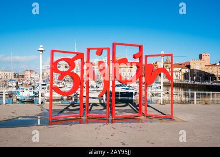 Gijon, Spagna - 19 Novembre 2018: il famoso simbolo rosso monumento in marina di Gijon, Asturias, Spagna. Foto Stock