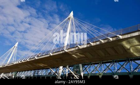 Hungerford & Golden Jubilee Bridges, South Bank, Lambeth, Londra, Inghilterra. Foto Stock
