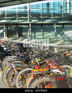 Parcheggio biciclette Airport Copenhagen DANIMARCA Foto Stock