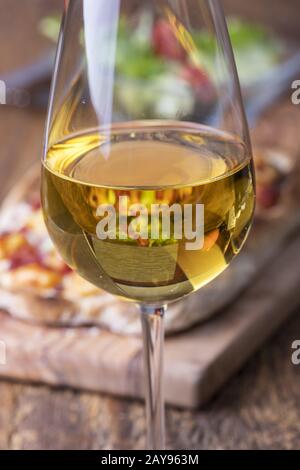 Vino bianco e torta flambée con insalata Foto Stock