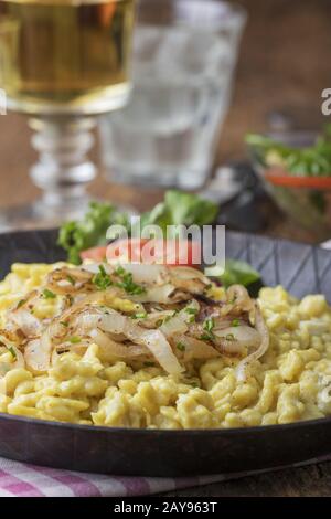 Kässpätzle bavarese su legno Foto Stock