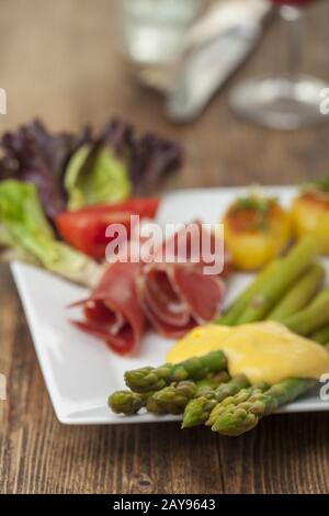 Asparagi verdi con salsa Hollandaise su un piatto Foto Stock