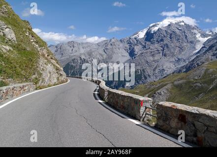 Strada nelle Alpi Stilfser Joch serpentine Foto Stock