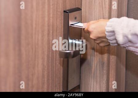 Donna mano inserire scheda per aprire la serratura elettronica in hotel portello Foto Stock