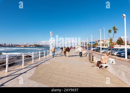 Gijon, Spagna - 19 Novembre 2018: turistico a piedi in passeggiata costiera della città di Gijon, Asturias, Spagna. Foto Stock