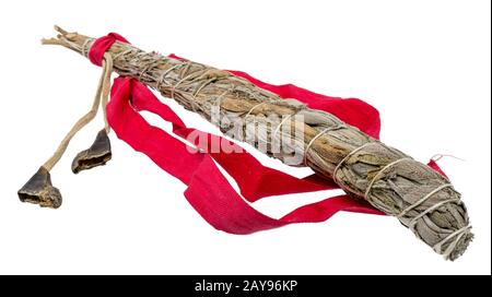 Fascio legato di salvia bianca per lo sbavamento nella zona esoterica / indiana isolato su bianco Foto Stock