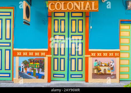 Porte e decorazioni colorate pareti case coloniali del villaggio di Guatape Foto Stock