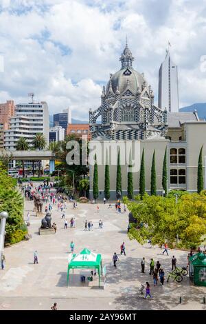 Piazza Botero vista dal Museo di Antioquia Medellin nel pomeriggio Foto Stock
