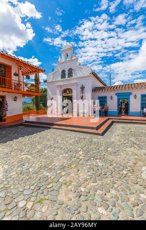 Chiesa di nostra Signora di Candelaria nel villaggio Paisa Medellin Colombia nel pomeriggio Foto Stock