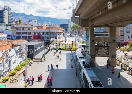 Panorama del centro di Medellin dall'uscita della metropolitana di San Antonio Foto Stock