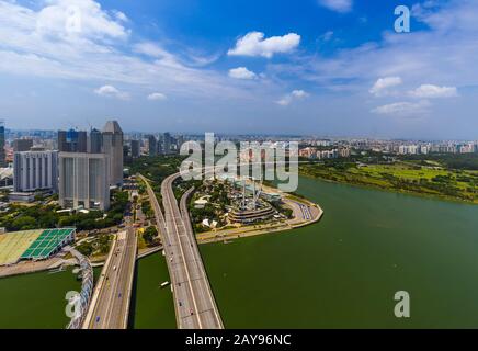 SINGAPORE - APRILE 14: Skyline della citta' di Singapore e Marina Bay il 14 Aprile 2016 a Singapore Foto Stock