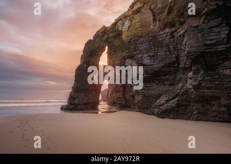 Paesaggio di alba dyllic in spiaggia di Cathedrals, Ribadeo, Galizia, Spagna. Foto Stock