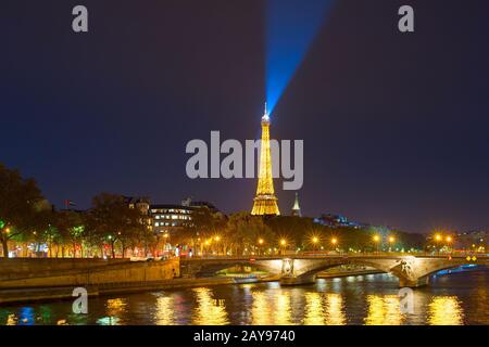 Torre Eiffel Siene notte di Parigi Foto Stock