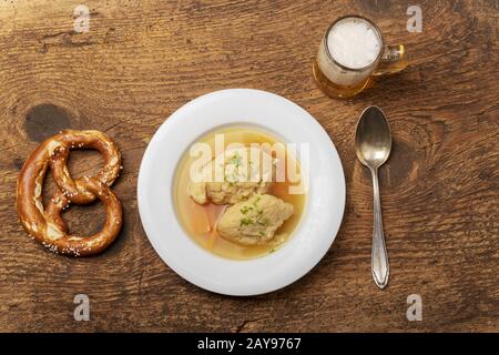 Brodo con gnocchi di semolino Foto Stock