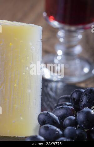 Fetta di Manchego spagnolo con vino Foto Stock