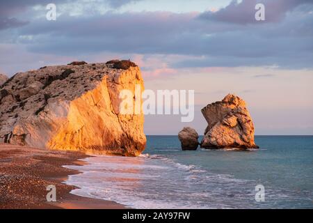 Splendida vista pomeridiana della spiaggia intorno a Petra tou Romiou, conosciuta anche come luogo di nascita di Afrodite, a Paphos, Cipro. Foto Stock