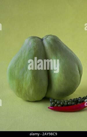 Chayote, due frutti connati Foto Stock