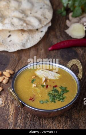 Zuppa di mulligatawny indiana in una ciotola di ottone Foto Stock