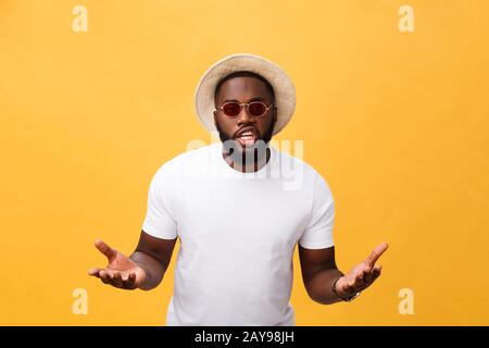 Giovane americano africano uomo bianco che indossa la t-shirt gridando e urlando forte al lato con la mano sulla bocca. Concetto di comunicazione. Foto Stock