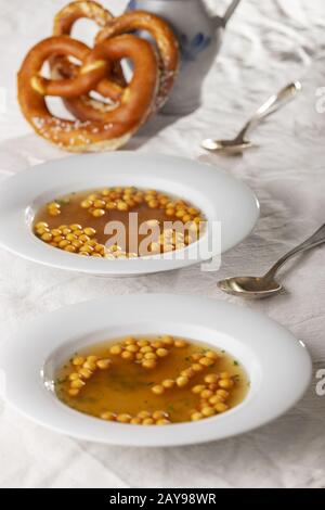 Zuppa di piselli fritti bavarese Foto Stock