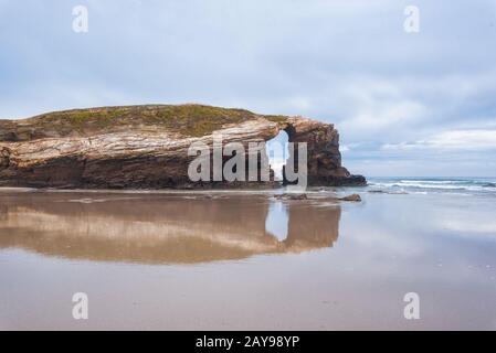 Roccia Naturale arco nella spiaggia di cattedrali di Lugo, Galizia, Spagna. Foto Stock