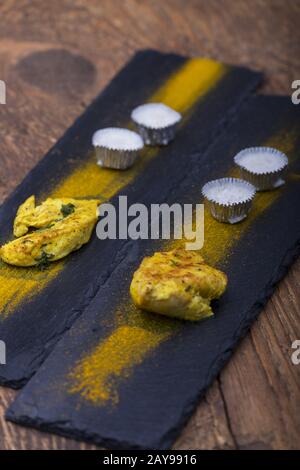 Pollo alla griglia con polvere di curry Foto Stock